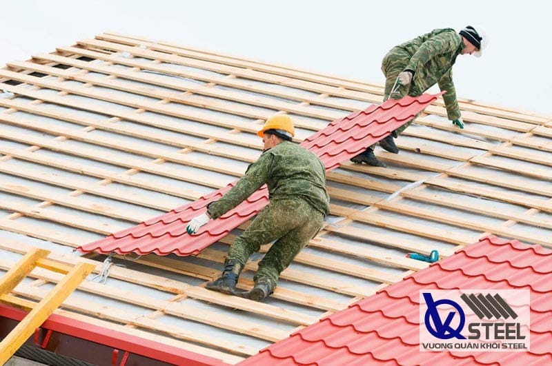 Xếp các tấm lợp giả ngói lên mái