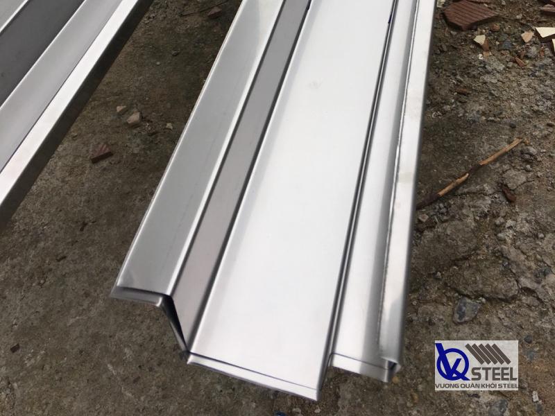 Nếu dùng cho nhà dân dụng nên sử dụng máng xối inox 304 để đảm bảo độ bền, giá thành hợp lý