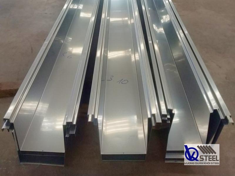 Máng xối sản xuất từ inox sáng bóng, chống ăn mòn tốt