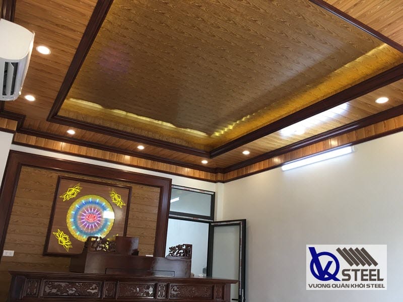 Trần giả gỗ tone màu nâu sang trọng