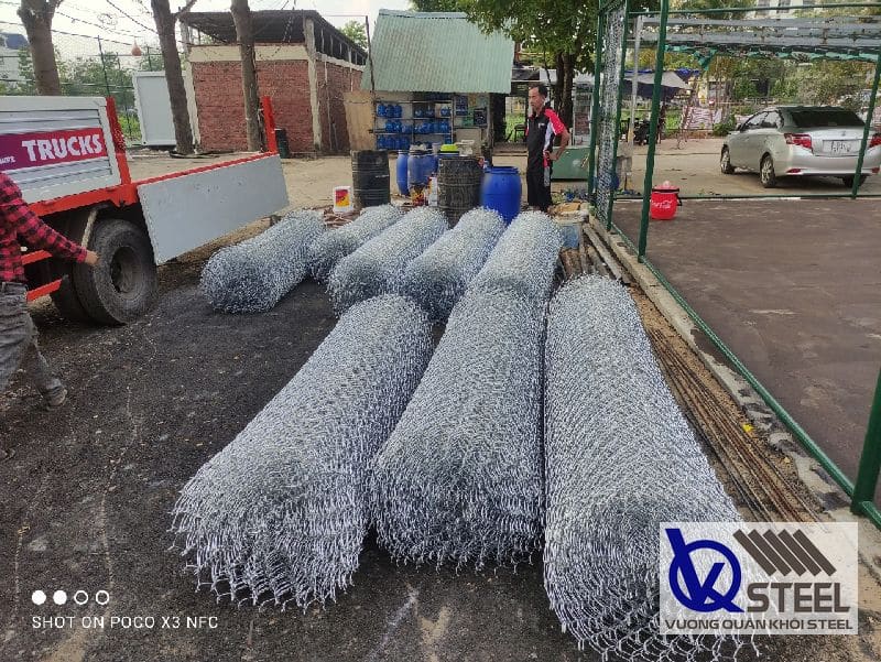 Chi phí làm hàng rào lưới b40 gồm những gì?