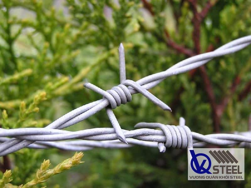 Hàng rào kẽm gai được làm từ dây kẽm gai với mục đích ngăn chặn sự xâm nhập của gia súc hoặc con người