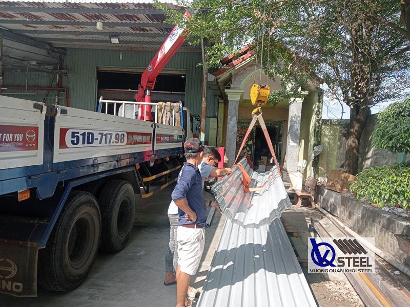 Giao cho khách hàng tại Bình Tân 500m tôn lạnh Hoa Sen