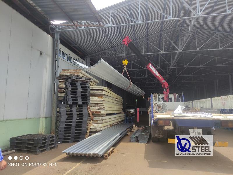 Giao 700m tôn lạnh không màu cho nhà máy đóng gói Sơn Sơn