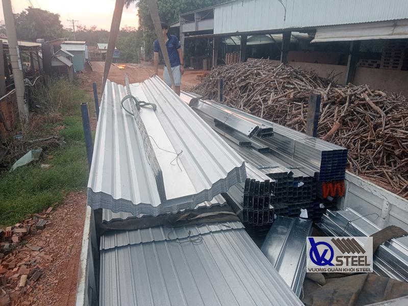 Giao 1000m tôn lạnh cho nhà xưởng chế biến giấy tại Long An