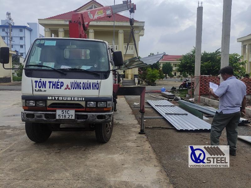Bàn giao 600m tôn lạnh Nam Kim cho trụ sở thôn ở Gò Công, Tiền Giang