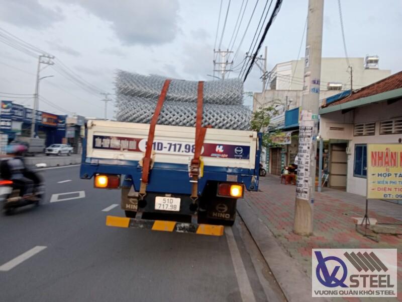 Giao lưới B40 mạ kẽm phi 3, khổ 2m cho đội thi công nhà xưởng Anh Duy tại KCN Tân Bình, TP.HCM