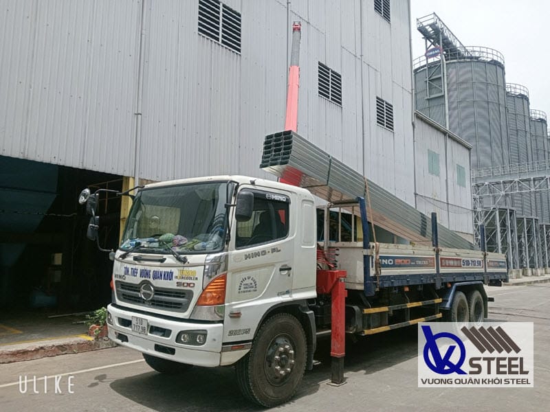 Nhà máy Vương Quân Khôi chuyển xà gồ tới tận công trình