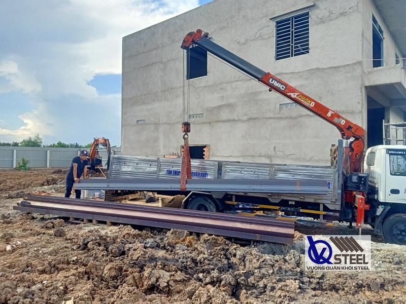 Giao 3 tấn thép I100 đợt 1 xây dựng phần khung nhà kho thiết bị tại Long An
