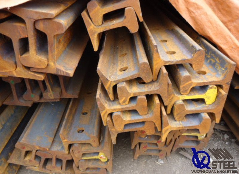 Thép ray có dạng hình chữ I với 2 đầu dày hơn
