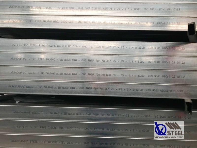 Thép hộp mạ kẽm Hòa Phát chính hãng có dòng in thông tin sản phẩm rõ ràng