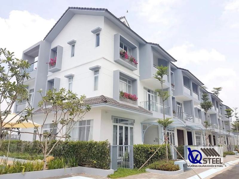 Thép ống mạ kẽm Hòa Phát được dùng làm khung cửa, lan can, hàng rào tại các khu dân cư ở Quy Nhơn