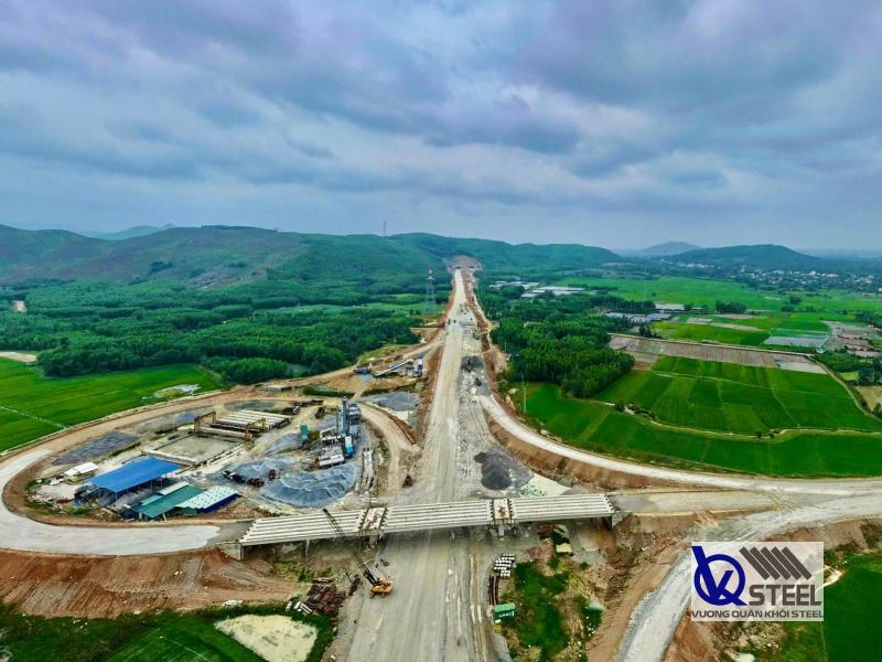 Các dự án trọng điểm như tuyến cao tốc Quảng Ngãi - Kon Tum đang được triển khai làm tăng nhu cầu sử dụng thép ống mạ kẽm Hòa Phát tại địa phương
