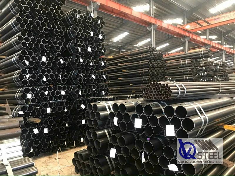 Sắp xếp ống thép đen Hòa Phát gọn gàng, theo đường kính, kho thoáng mát, không đọng nước