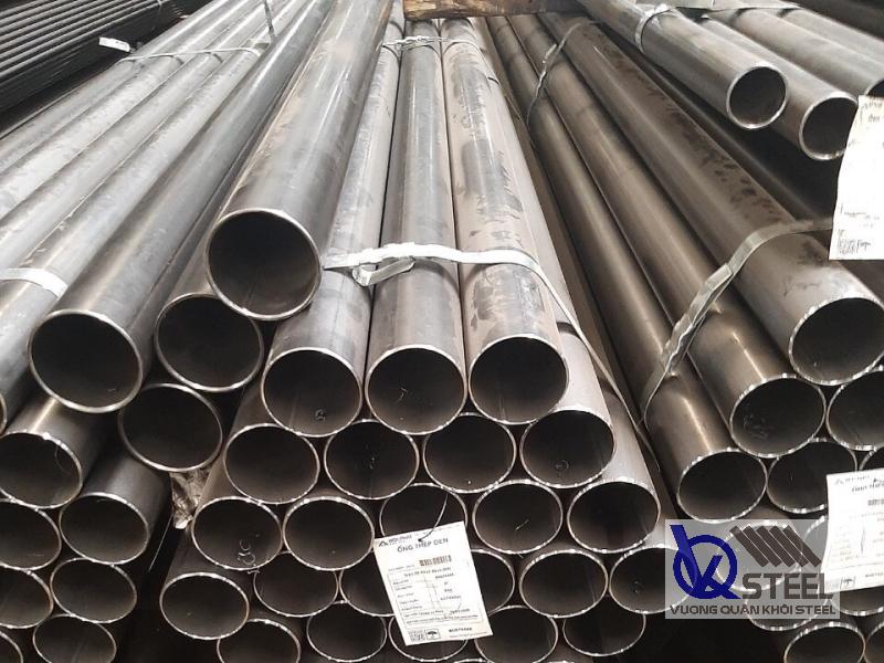 Ống thép đen Hòa Phát cứng cáp, chịu lực tốt, bề mặt có phủ dầu chống rỉ sét tốt hơn