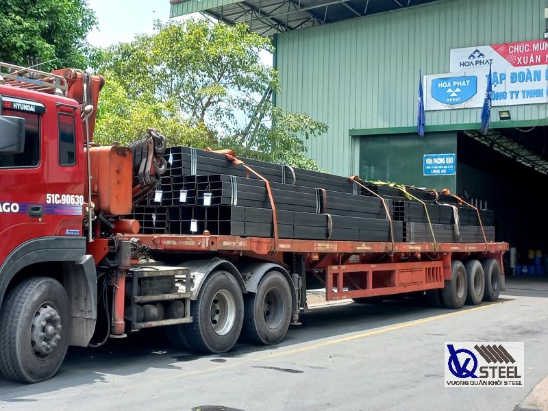 Chi phí vận chuyển cũng ảnh hưởng đáng kể đến giá thép hộp đen Hòa Phát