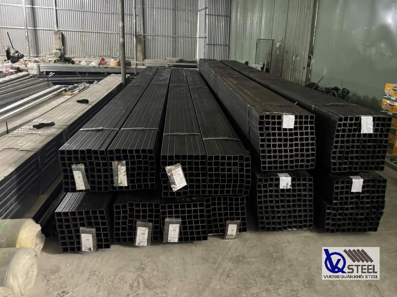Giá thép hộp đen Hòa Phát bị ảnh hưởng bởi chi phí nguyên liệu sản xuất, nhu cầu xây dựng,...