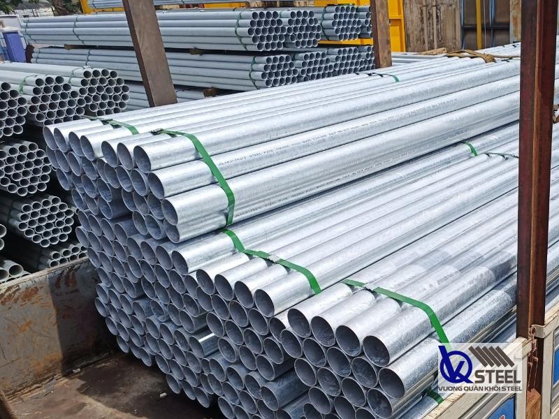 Độ cứng cao, tuổi thọ lâu dài, lớp mạ kẽm nhúng nóng giúp thép ống nhúng kẽm Hòa Phát luôn ổn định và an toàn trong mọi hạng mục thi công