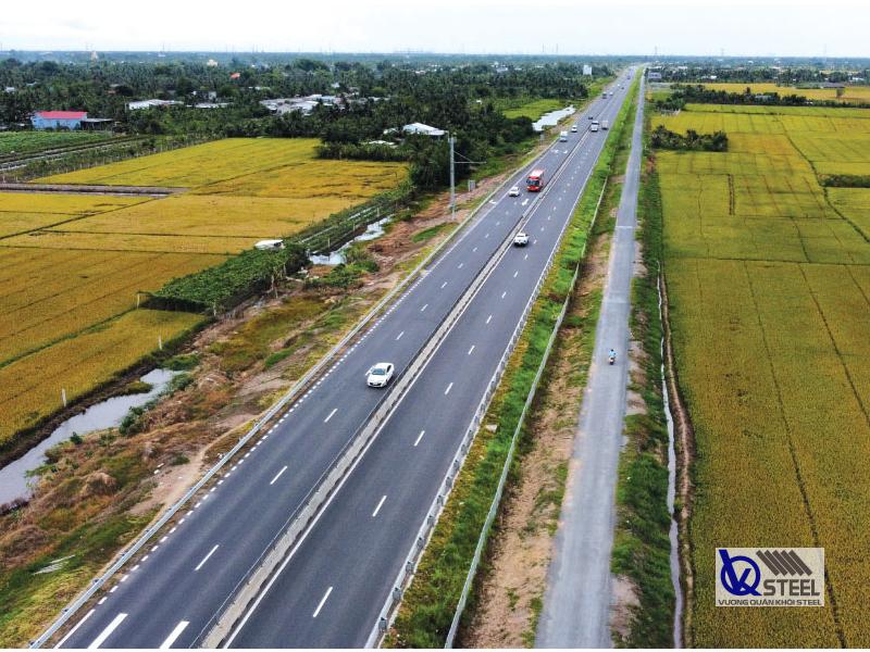 Cao tốc Cần Thơ - Sóc Trăng sử dụng thép ống nhúng kẽm nóng Hòa Phát làm lan can cầu, cột chiếu sáng, trụ biển báo, hệ thống thoát nước và ống kỹ thuật,...