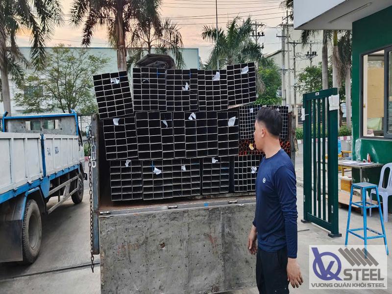 Giao 10 tấn thép hộp vuông 40x40 dày 1.2mm cho khung mái nhà dân tại Hóc Môn