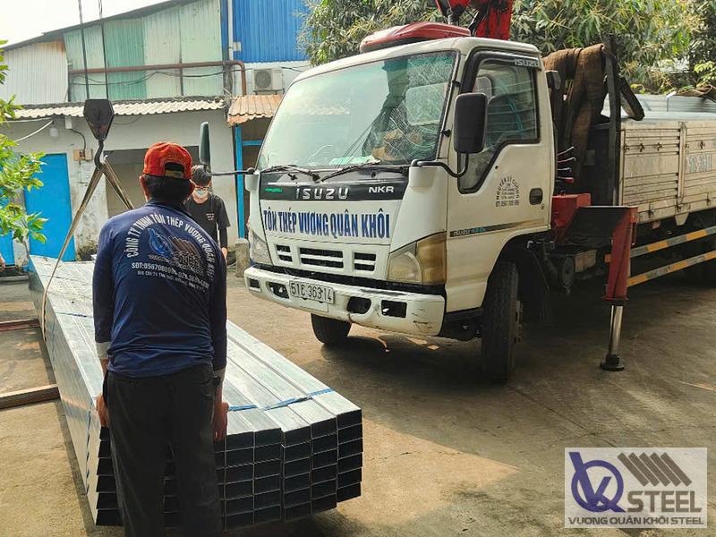 Vận chuyển 8 tấn thép hộp chữ nhật 30x60 dày 1.5mm thi công mái che tại khu công nghiệp Nhà Bè