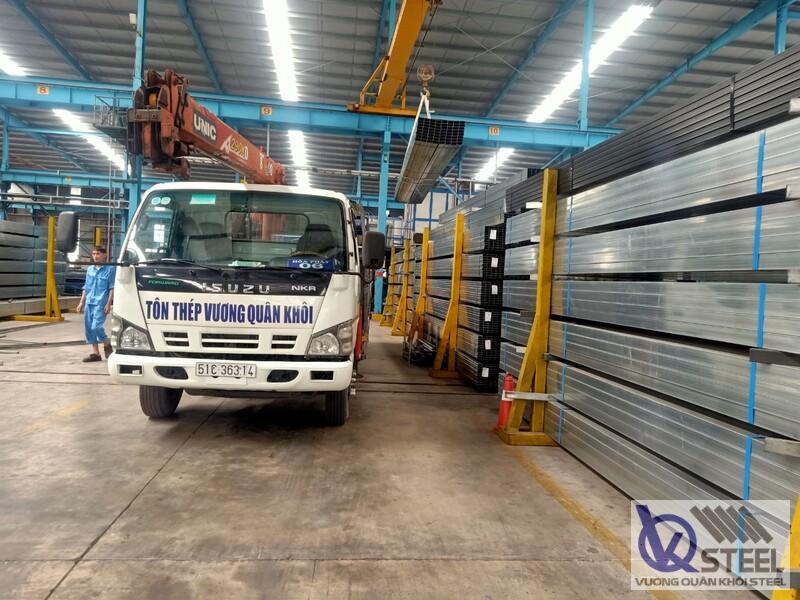 Giao 100 cây thép hộp vuông 40x40 dày 1.2mm cho khung mái nhà dân tại phường Phú Thạnh