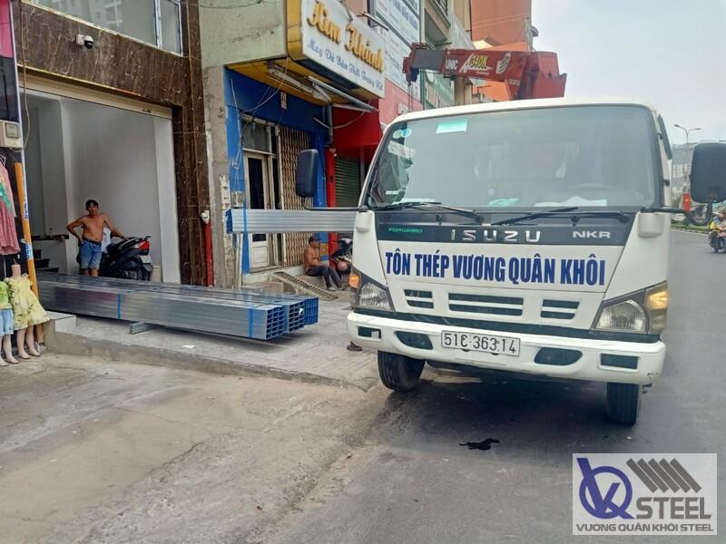 Giao 2.5 tấn thép hộp vuông 60x60 dày 1.8 mm cho công trình nhà xưởng kết hợp cửa hàng tại phường 5, đường Nguyễn Văn Cừ