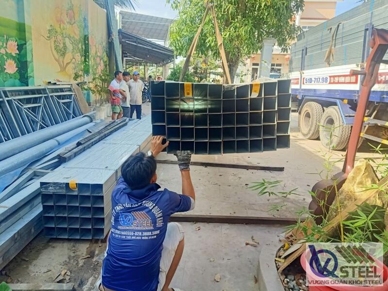 Giao 300 cây thép hộp vuông 40x40 dày 1.2 mm làm khung mái nhà phố tại phường 4, đường Phạm Thế Hiển