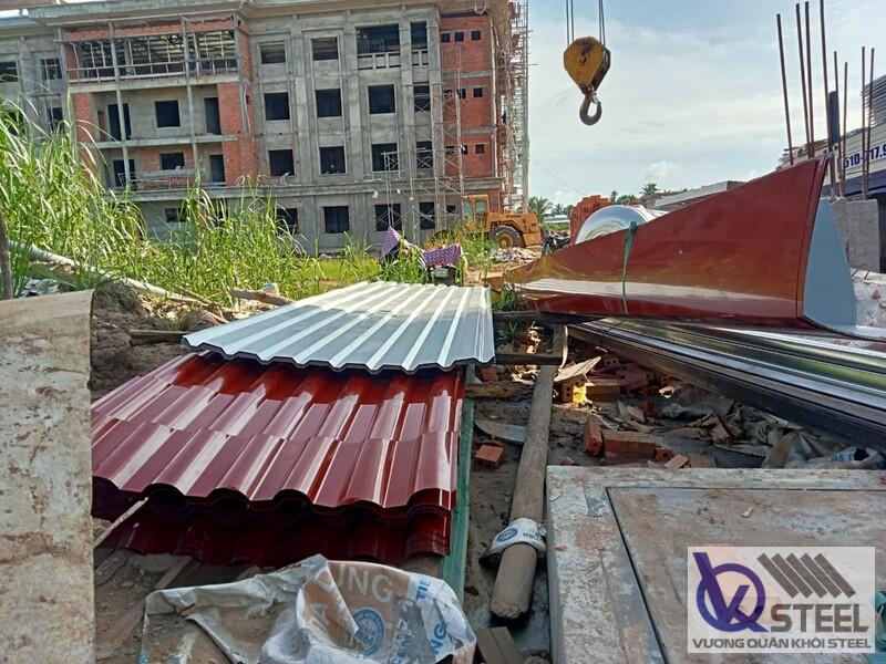 Giao 150m tôn màu đỏ 5 dem và tôn kẽm theo khổ 2 - 4m cho xưởng tại Dĩ An, Bình Dương