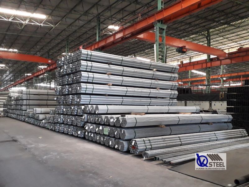 Giá thép ống nhúng kẽm nóng Hòa Phát biến động theo thị trường nguyên liệu đầu vào như thép cuộn và kẽm mạ