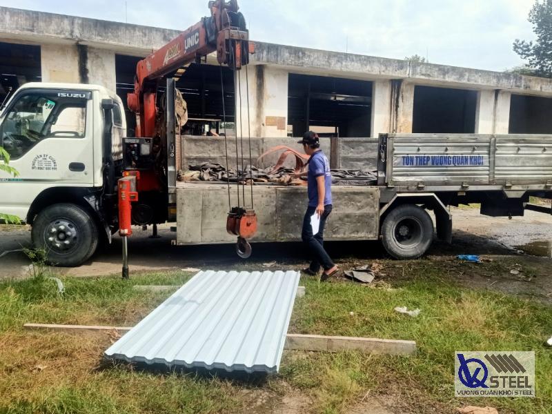 Tôn Thép VQK gia công cắt tôn 5 sóng, 9 sóng đúng chuẩn và giao nhanh đến công trình