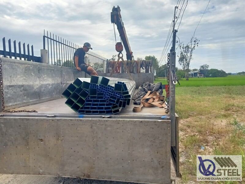 Giao 90 cây thép hộp mạ kẽm Hoa Sen 30x60x1.8mm tại xã An Thái Trung, Cái Bè