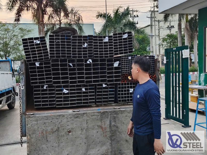 Bàn giao 150 cây thép hộp mạ kẽm Hoa Sen 20x40x1.2mm tại phường Thắng Nhất, TP. Vũng Tàu