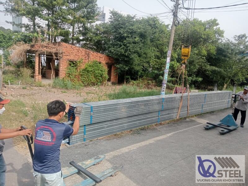 Bàn giao 300 cây thép hộp Hòa Phát 25x25x1.4mm phục vụ gia công khung sắt, lan can và hàng rào tại Dĩ An, Bình Dương