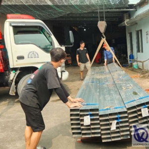 Giao 6,5 tấn thép hộp 50x100x2.3 mm làm kết cấu nhà xưởng tại Bình Dương