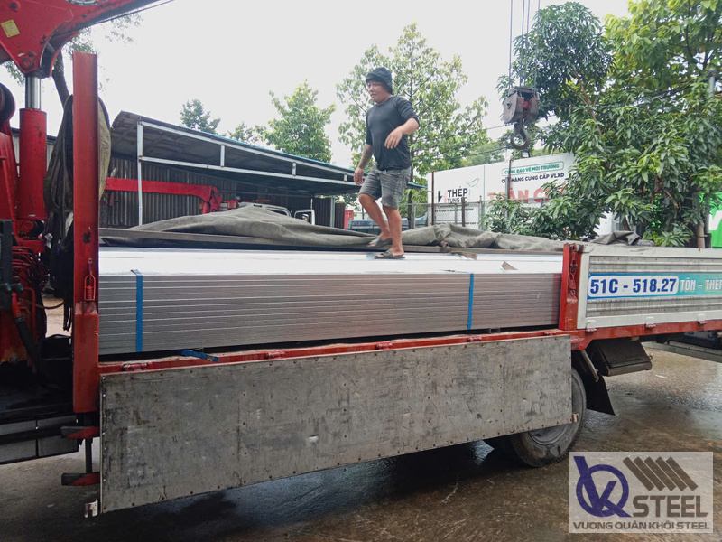 Cung cấp 4 tấn sắt hộp 50x100x2.5 mm thi công khung nhà kho tại TP. Hồ Chí Minh