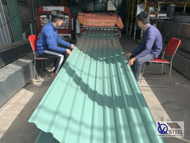 Tiến hành cắt tôn theo thông số kích thước đặt trước