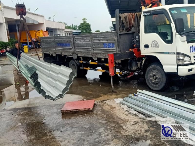 Cắt tôn 5 sóng, 9 sóng tại xưởng đảm bảo độ chính xác cao, thuận tiện hơn khi thi công