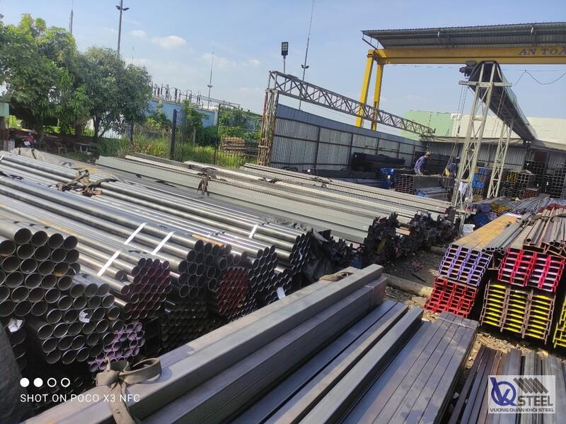 Giao 2,5 tấn thép ống Hòa Phát D76 cho công trình mái che, phường Tân Định, Quận 1