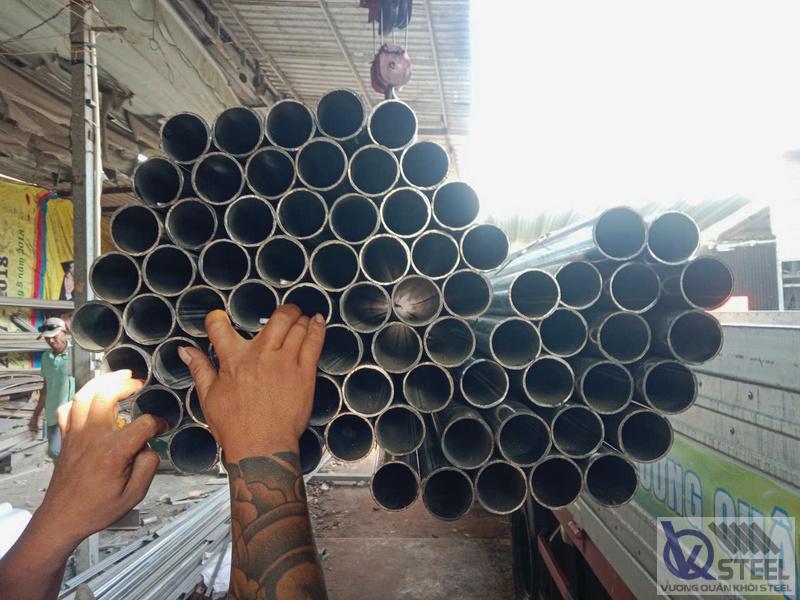 Giao 90 cây thép ống Hòa Phát phi 21 độ dày 1.2 mm thi công khung cửa và lan can nhà dân tại Phường 5, Quận 8