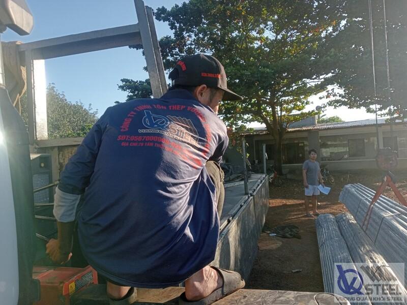 Bàn giao 180 cây thép ống Hòa Phát phi 21 độ dày 1.2 mm làm lan can và khung cửa cho dãy nhà trọ tại Phường 5, Quận 6