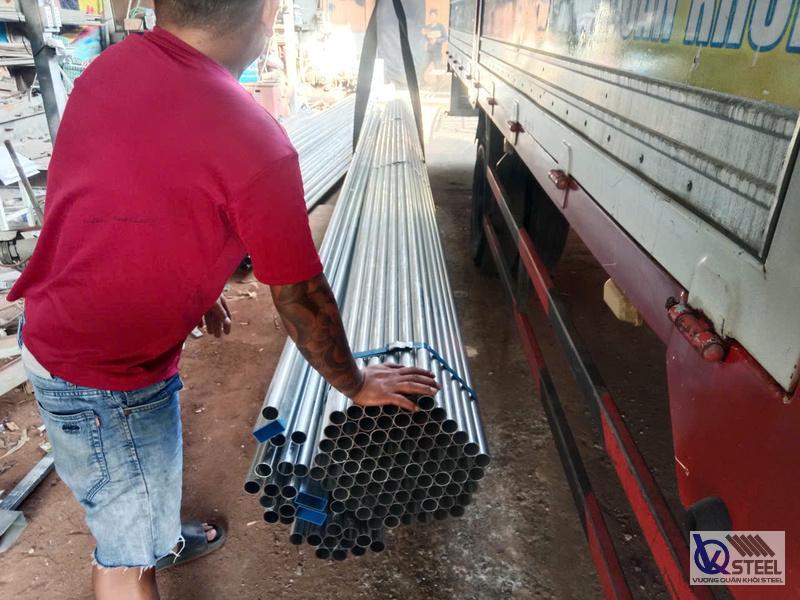 Cung cấp 3 tấn thép ống Hòa Phát phi 34 phục vụ thi công khung mái che xưởng nhỏ ở phường Hiệp Thành, Quận 12