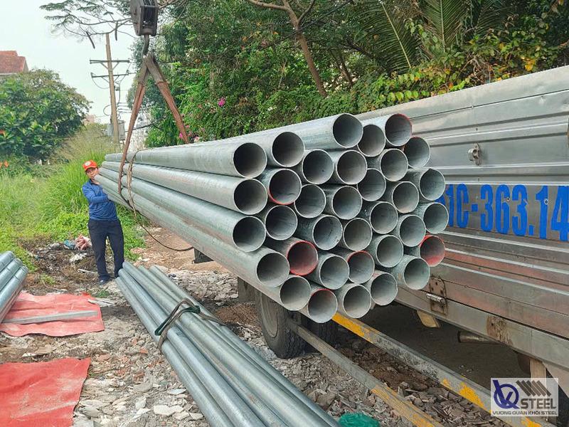 Giao thép ống Hòa Phát phi 42 phục vụ lan can và hàng rào nhà dân khu vực Phường 4, Quận 3