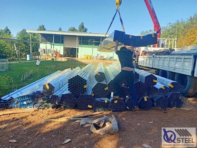 Giao ống phi 76 thi công khung mái nhà xưởng tại KCN Amata - Biên Hòa