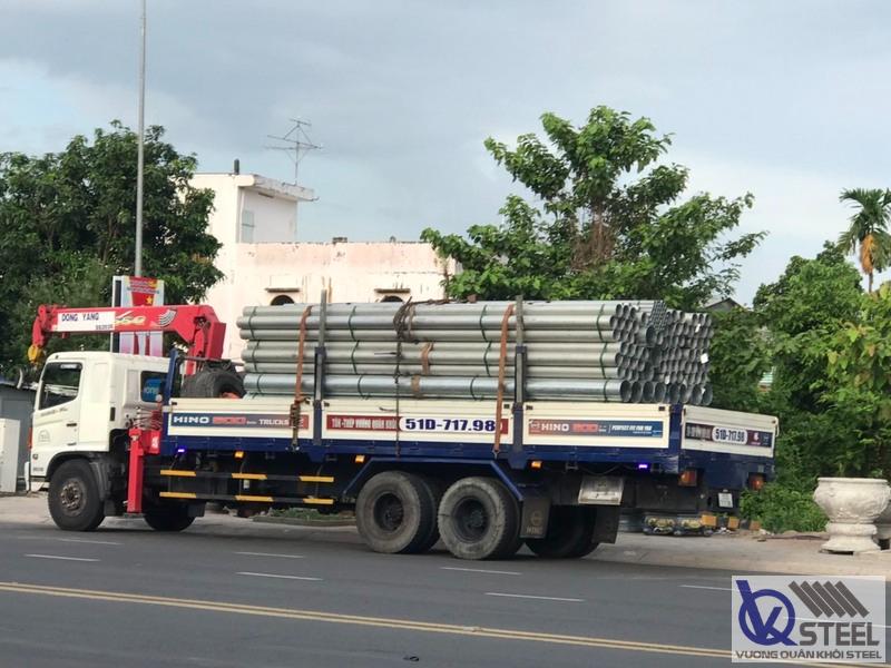 Giao 1,8 tấn thép ống Hoa Sen phi 60 thi công mái che sân thượng tại Phường 4, Quận 3