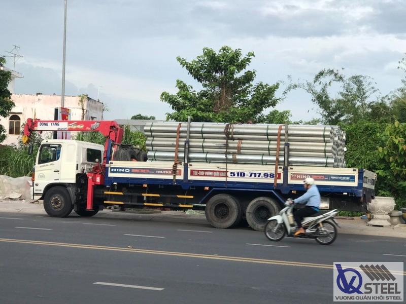 Giao 1,5 tấn thép ống Hoa Sen phi 60 thi công mái che nhà phố tại Phường 11, Quận 5