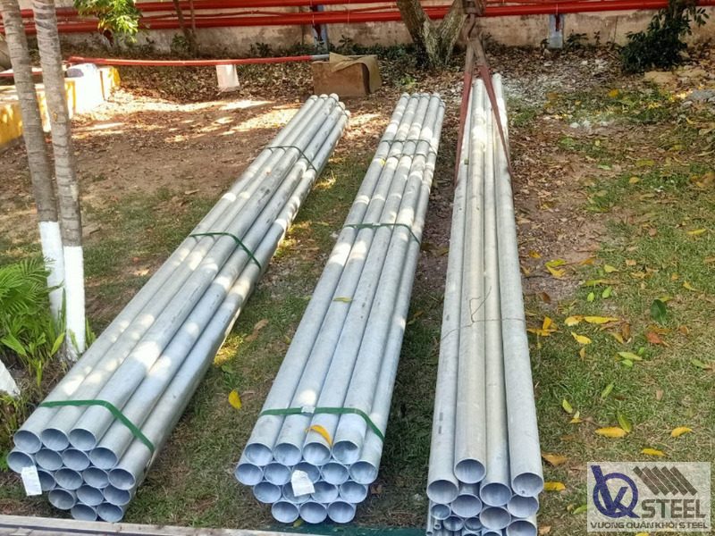 Giao ống phi 76 lắp dựng kết cấu nhà tiền chế tại KCN Trảng Bàng