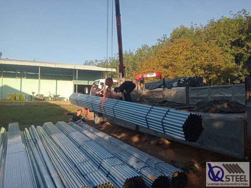 Giao ống phi 60 làm khung sàn lửng kho hàng tại TP. Tây Ninh