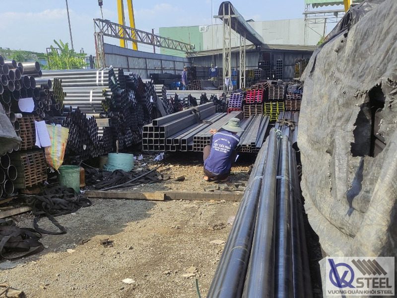 Giao ống phi 89 lắp dựng khung mái kho nông sản tại Cai Lậy