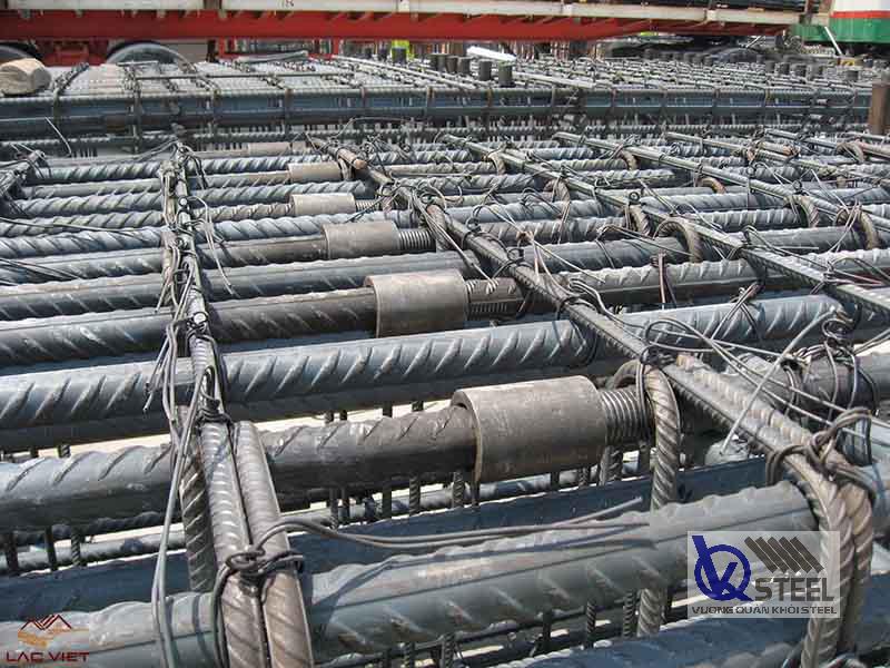 Sử dụng dây kẽm buộc đen hấp mềm 1mm để buộc thép làm cốt thép đổ bê tông